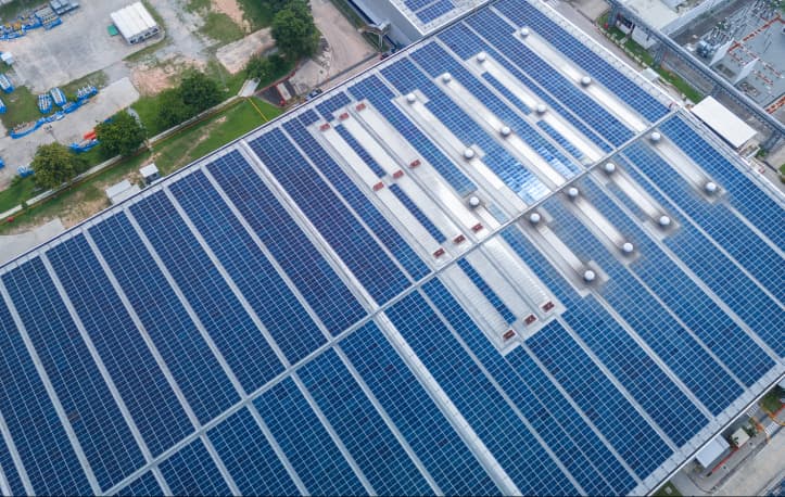 Photovoltaikanlage auf einem großen Hallendach